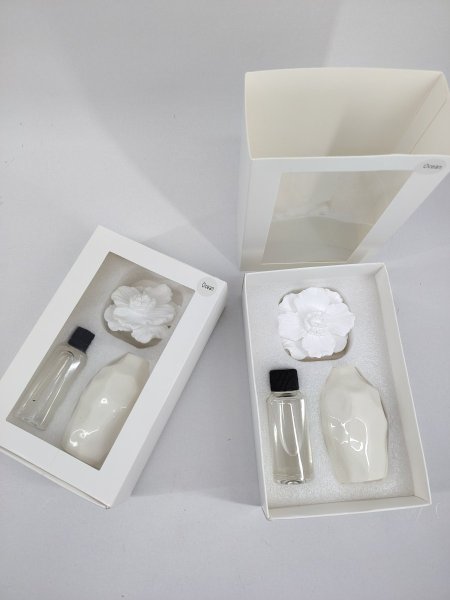 عطر فواح زجاج مع تحفه بعلبه شفاف
