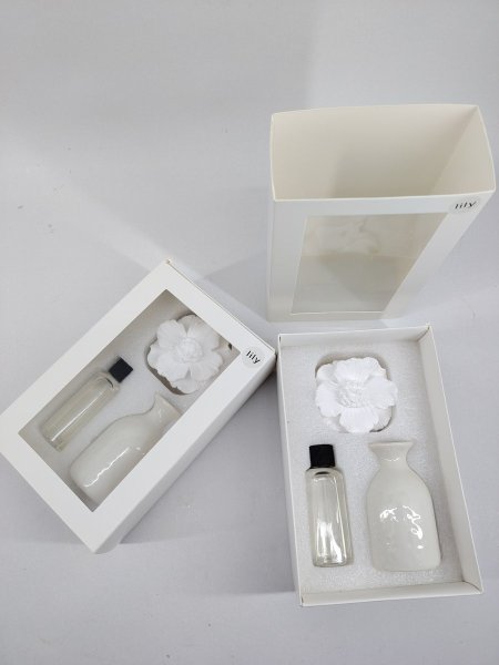 عطر فواح مع تحفه وحجر عطري بعلبه شفاف