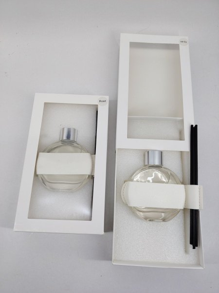 عطر فواح زجاج مع اطار جلدي بعلبه شفاف