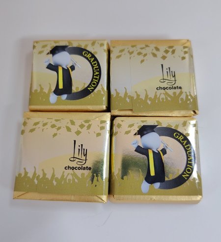 شكولاتة (lily) ذهبي مربع محشوة (خريج)