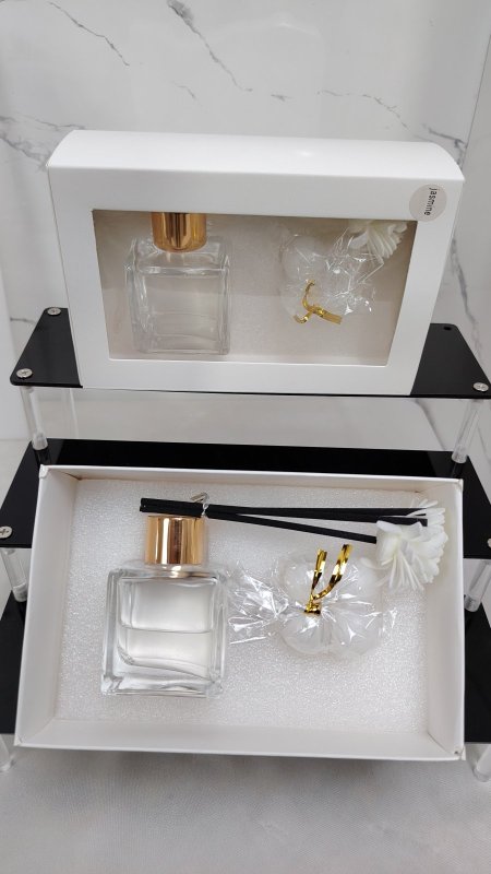 عطر فواح مع شمعة ببلز & علبة كرتون وجه شباك