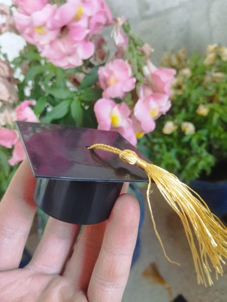 طاقية تخرج بلاستيك مع صندوق ( 48 قطعة )