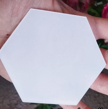 كوستر اكريلك ابيض سداسي 10 سم