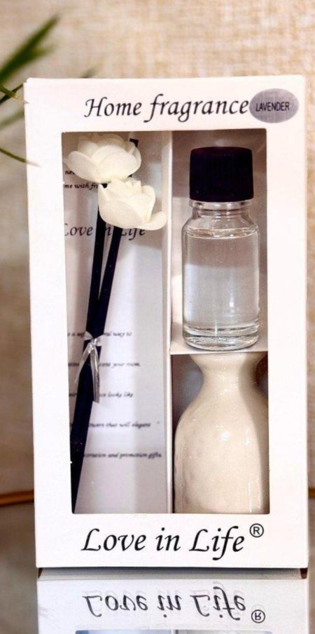 عطر فواح مع مزهرية