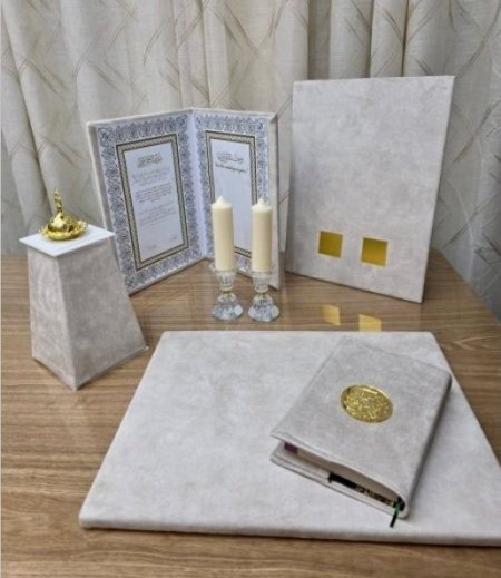 بكج العرسان ( قماش ) مصحف & قاعدة لتقديم الدبل & ستاند بصمة & كتاب البصمة & مبخرة & شمعدان كرستال عدد 2