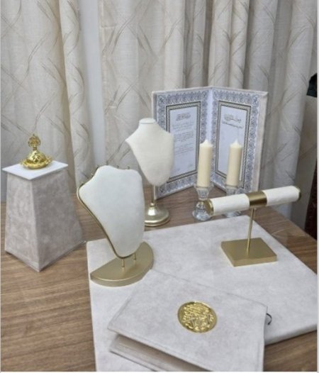 بكج العرسان ( قماش ) مصحف & قاعدة لتقديم الدبل & رقبة مخمل طويلة & كتاب البصمة & مبخرة & شمعدان كرستال عدد 2 & رقبة مخمل وسط & يد اساور