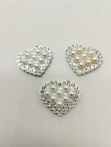 قلب من اللولو مع ستراس 2*2 سم