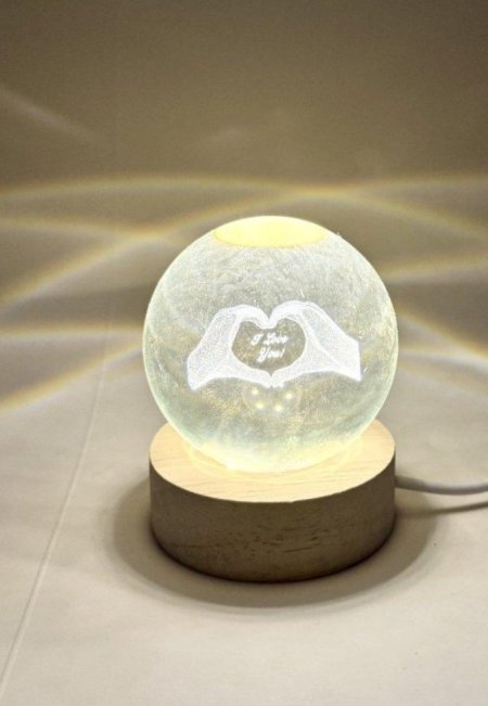 بلورة كرستال love مع قاعدة خشبي (مضيئة)