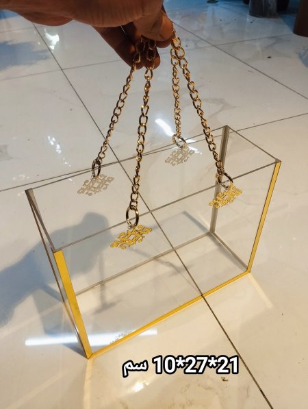 شنطة مميزة من الاكريلك مع يد سنسلة حديد
